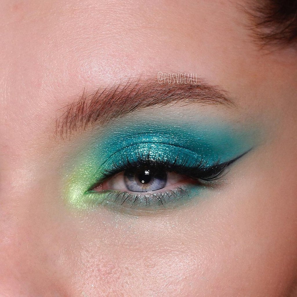 Color-changing eyeshadow and eyeliner gel pen set - Vibrant and energetic metallic glitter makeup look